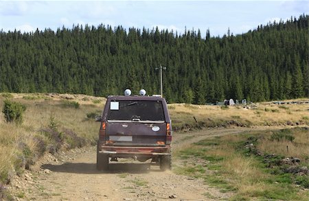 A 4X4 car on a outdoor road in a mountain region. Foto de stock - Royalty-Free Super Valor e Assinatura, Número: 400-05741770