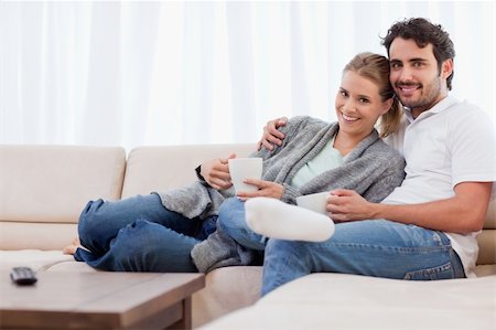 Couple having a cup of tea in their living room Photographie de stock - Aubaine LD & Abonnement, Code: 400-05741783
