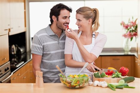 simsearch:400-04162443,k - Lovely couple slicing pepper in their kitchen Fotografie stock - Microstock e Abbonamento, Codice: 400-05741824
