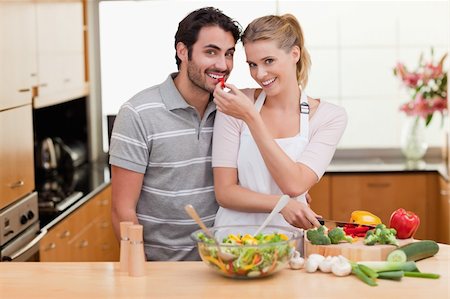 simsearch:400-04162443,k - Young couple slicing pepper in their kitchen Fotografie stock - Microstock e Abbonamento, Codice: 400-05741825