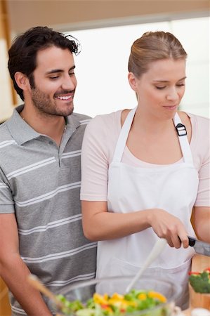 simsearch:400-04162443,k - Portrait of a couple slicing pepper in their kitchen Fotografie stock - Microstock e Abbonamento, Codice: 400-05741826