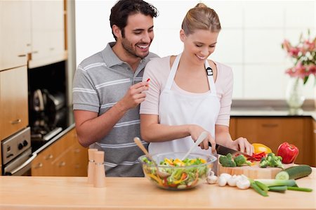 simsearch:400-04162443,k - Couple slicing vegetables in her kitchen Fotografie stock - Microstock e Abbonamento, Codice: 400-05741820