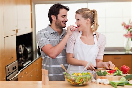 simsearch:400-04162443,k - Lovely couple cooking in their kichen Fotografie stock - Microstock e Abbonamento, Codice: 400-05741822