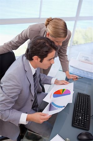 simsearch:400-05710385,k - Portrait of a business team looking at a graph in an office Foto de stock - Royalty-Free Super Valor e Assinatura, Número: 400-05741977