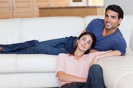 simsearch:400-04151970,k - Charming couple posing in their living room Fotografie stock - Microstock e Abbonamento, Codice: 400-05742088