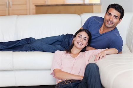 simsearch:400-04151970,k - Smiling couple posing in their living room Fotografie stock - Microstock e Abbonamento, Codice: 400-05742089