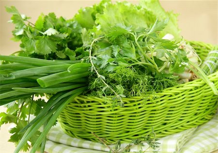 fresh green grass parsley dill onion herbs mix in a wicker basket Photographie de stock - Aubaine LD & Abonnement, Code: 400-05742220