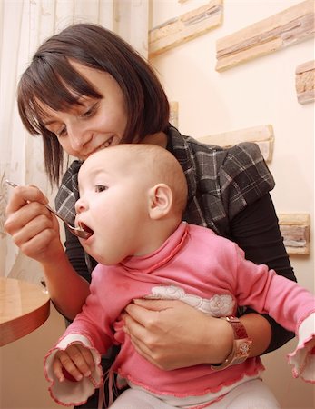 shoulders mom - Mother feeds baby spoon Photographie de stock - Aubaine LD & Abonnement, Code: 400-05742276
