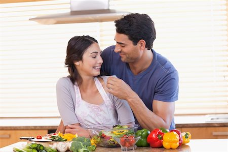 simsearch:400-04162443,k - Man feeding his girlfriend in their kitchen Fotografie stock - Microstock e Abbonamento, Codice: 400-05742628