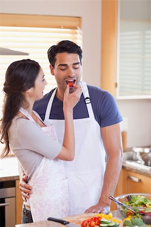 simsearch:400-04162443,k - Portrait a woman feeding her husband in their kitchen Fotografie stock - Microstock e Abbonamento, Codice: 400-05742622