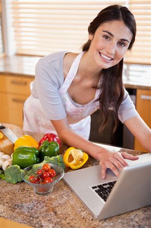 simsearch:400-05748090,k - Portrait of a young woman looking for a recipe on the internet in her kitchen Foto de stock - Super Valor sin royalties y Suscripción, Código: 400-05742652