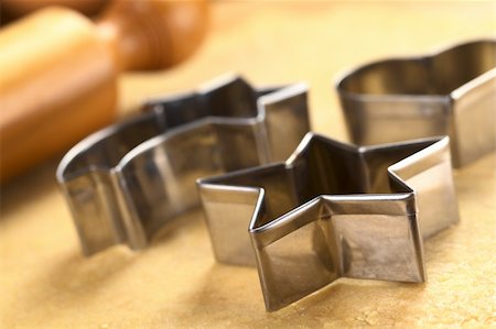 Christmas cookie cutters and rolling pin on dough (Selective Focus, Focus on the two front edges of the star-shaped cutter) Photographie de stock - Aubaine LD & Abonnement, Code: 400-05743463