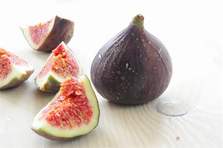 simsearch:400-04665350,k - sliced â??â??figs and figs with the drops on a wooden table Stockbilder - Microstock & Abonnement, Bildnummer: 400-05743569