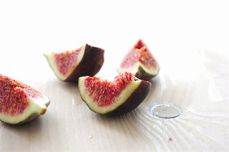 simsearch:400-07718938,k - slices of ripe figs on wooden table Fotografie stock - Microstock e Abbonamento, Codice: 400-05743570