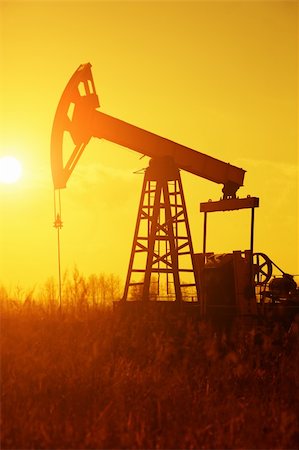 pumpjack - oil rig on the plains, selective focus on nearest Foto de stock - Super Valor sin royalties y Suscripción, Código: 400-05743960