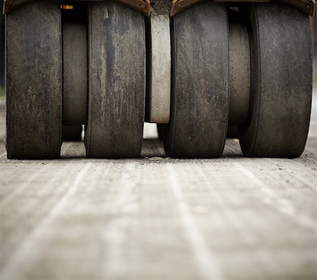 Road roller in a new highway construction, selective focus Foto de stock - Super Valor sin royalties y Suscripción, Código: 400-05743976