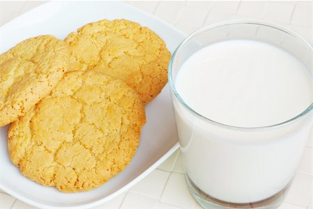 simsearch:400-04744402,k - Close-of cookies and glass with milk Foto de stock - Super Valor sin royalties y Suscripción, Código: 400-05754463