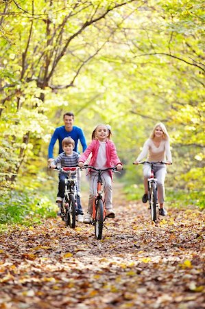 simsearch:400-04336561,k - Family on bikes in the park Fotografie stock - Microstock e Abbonamento, Codice: 400-05755736