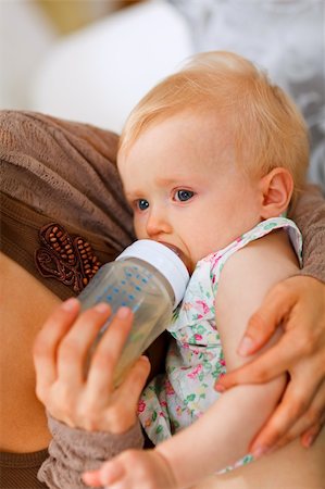 simsearch:400-05899075,k - Baby feeding by mother Fotografie stock - Microstock e Abbonamento, Codice: 400-05750412