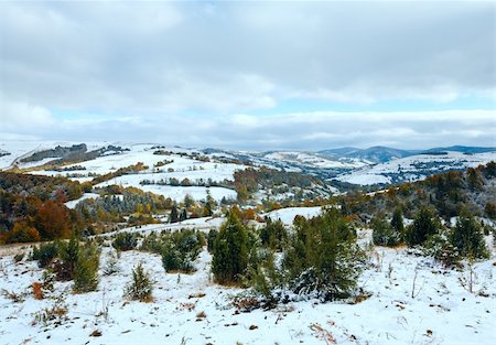 simsearch:400-08401989,k - October Carpathian mountain plateau with first winter snow and autumn colorful foliage Foto de stock - Super Valor sin royalties y Suscripción, Código: 400-05750746