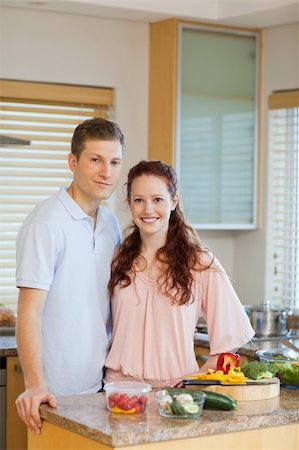 simsearch:400-05751129,k - Young couple standing behind kitchen counter together Stockbilder - Microstock & Abonnement, Bildnummer: 400-05751160