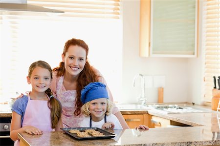 simsearch:400-05749768,k - Mother together with children and cookies in the kitchen Stock Photo - Budget Royalty-Free & Subscription, Code: 400-05751233