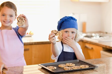 simsearch:400-05749772,k - Siblings showing their cookies in the kitchen Stock Photo - Budget Royalty-Free & Subscription, Code: 400-05751240