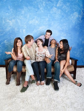 Group of six laughing friends on couch Foto de stock - Super Valor sin royalties y Suscripción, Código: 400-05751339