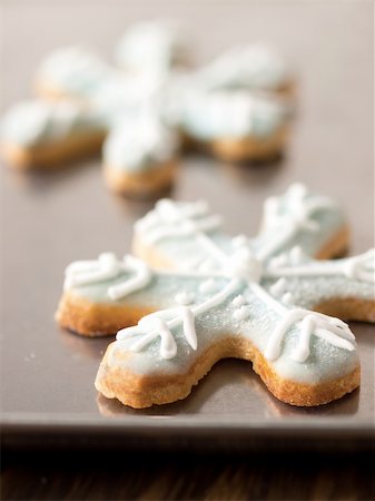 close up of christmas snow flake cookies Foto de stock - Super Valor sin royalties y Suscripción, Código: 400-05752641