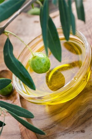 simsearch:400-04598775,k - Extra virgin healthy Olive oil with fresh olives on rustic wooden background Photographie de stock - Aubaine LD & Abonnement, Code: 400-05752753