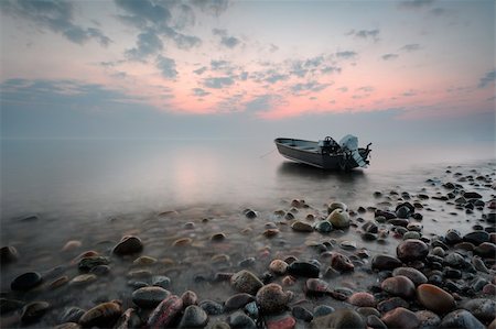 simsearch:400-05255037,k - sunrise at the beach with a speedboat in the water and mist on the horizon Stockbilder - Microstock & Abonnement, Bildnummer: 400-05753465