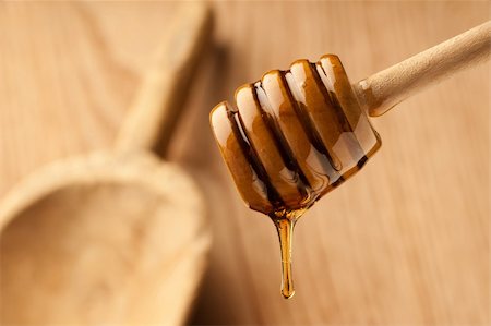 simsearch:400-04865454,k - Dripping honey surrounded by warm wood and soft light Stockbilder - Microstock & Abonnement, Bildnummer: 400-05753469