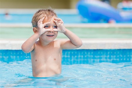 simsearch:400-04608975,k - boy playing in a pool of water during the summer Stockbilder - Microstock & Abonnement, Bildnummer: 400-05875922