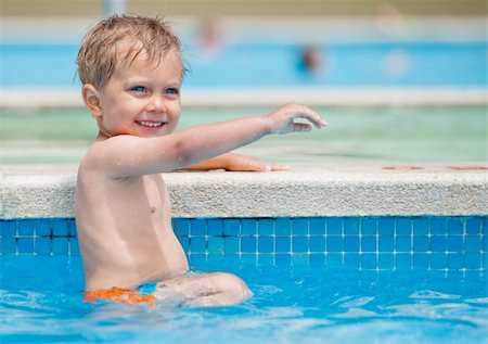 simsearch:400-04608975,k - boy playing in a pool of water during the summer Stockbilder - Microstock & Abonnement, Bildnummer: 400-05875923