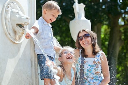 small babies in park - Beautiful Mother with her kids playing with water in fountain Photographie de stock - Aubaine LD & Abonnement, Code: 400-05876146