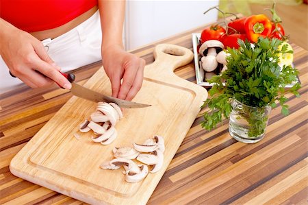 simsearch:400-07217319,k - Hands of a woman cutting mushrooms in the kitchen Stock Photo - Budget Royalty-Free & Subscription, Code: 400-05876839