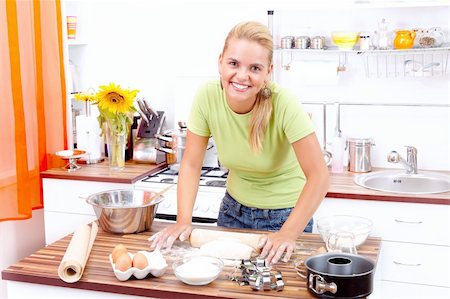 Lovely young woman making cake in the kitchen Foto de stock - Royalty-Free Super Valor e Assinatura, Número: 400-05876864