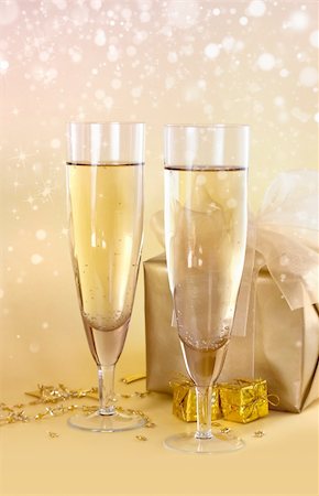 simsearch:400-06391837,k - ?wo glasses of champagne on a gold background Stock Photo - Budget Royalty-Free & Subscription, Code: 400-05877244
