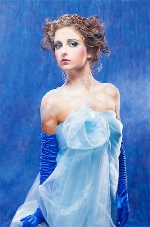 fantasy portrait of beautiful young woman imaging ice fairy on frozen blue Stockbilder - Microstock & Abonnement, Bildnummer: 400-05877308