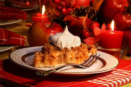 simsearch:400-04145790,k - Delicious apple crumble pie for the holidays Stock Photo - Budget Royalty-Free & Subscription, Code: 400-05877326