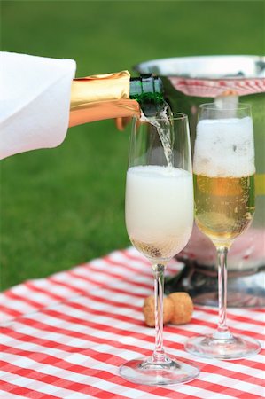 exploding ice - Champagne being poured to glasses at a summer picnic Stock Photo - Budget Royalty-Free & Subscription, Code: 400-05877688