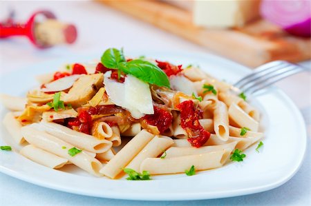 sonnengetrocknet - Closeup image of a pasta dish with sundried tomatoes and caramelized onions Stockbilder - Microstock & Abonnement, Bildnummer: 400-05877810