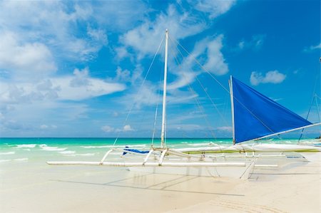 traditional paraw sailing boats on white beach on boracay island, Philippines Foto de stock - Royalty-Free Super Valor e Assinatura, Número: 400-05879371