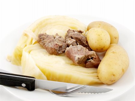 Norwegian national dish, lamb, cabbage and potatoes, on a white plate with knife and fork, towards white Foto de stock - Super Valor sin royalties y Suscripción, Código: 400-05879694