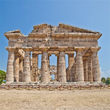 paestum - The main features of the site today are the standing remains of three major temples in Doric style, dating from the first half of the 6th century BC Foto de stock - Super Valor sin royalties y Suscripción, Código: 400-05884059