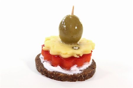 simsearch:400-05881424,k - Pumpernickel bread with cream cheese, peppers, cheese and green olive Stockbilder - Microstock & Abonnement, Bildnummer: 400-05884112