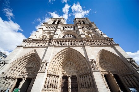 simsearch:400-08372171,k - Notre-Dame Cathedral - ultra wide photo taken at 12mm - frontal view Fotografie stock - Microstock e Abbonamento, Codice: 400-05885120