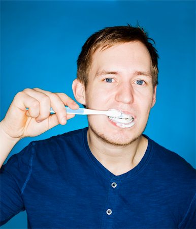 simsearch:693-07455939,k - Close up of a man brushing teeths Stockbilder - Microstock & Abonnement, Bildnummer: 400-05885235