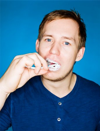 simsearch:693-07455939,k - Close up of a man brushing teeths Stockbilder - Microstock & Abonnement, Bildnummer: 400-05885239