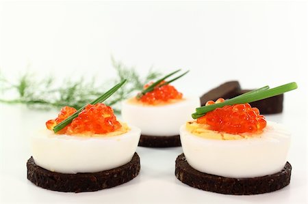 simsearch:400-05881424,k - Canapes with boiled egg, chives and caviar Stockbilder - Microstock & Abonnement, Bildnummer: 400-05885369